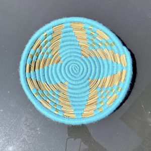 PETIT PLATEAU BERBÈRE ROND MAROCAIN EN LAINE TURQUOISE ET FEUILLES DE PALMIER MODÈLE TAZA