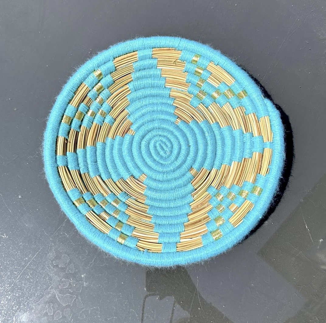 PETIT PLATEAU BERBÈRE ROND MAROCAIN EN LAINE TURQUOISE ET FEUILLES DE PALMIER MODÈLE TAZA