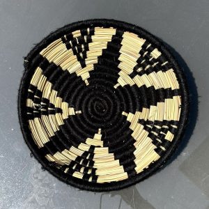 PETIT PLATEAU BERBÈRE ROND MAROCAIN EN LAINE NOIR ET FEUILLES DE PALMIER MODÈLE TAZA