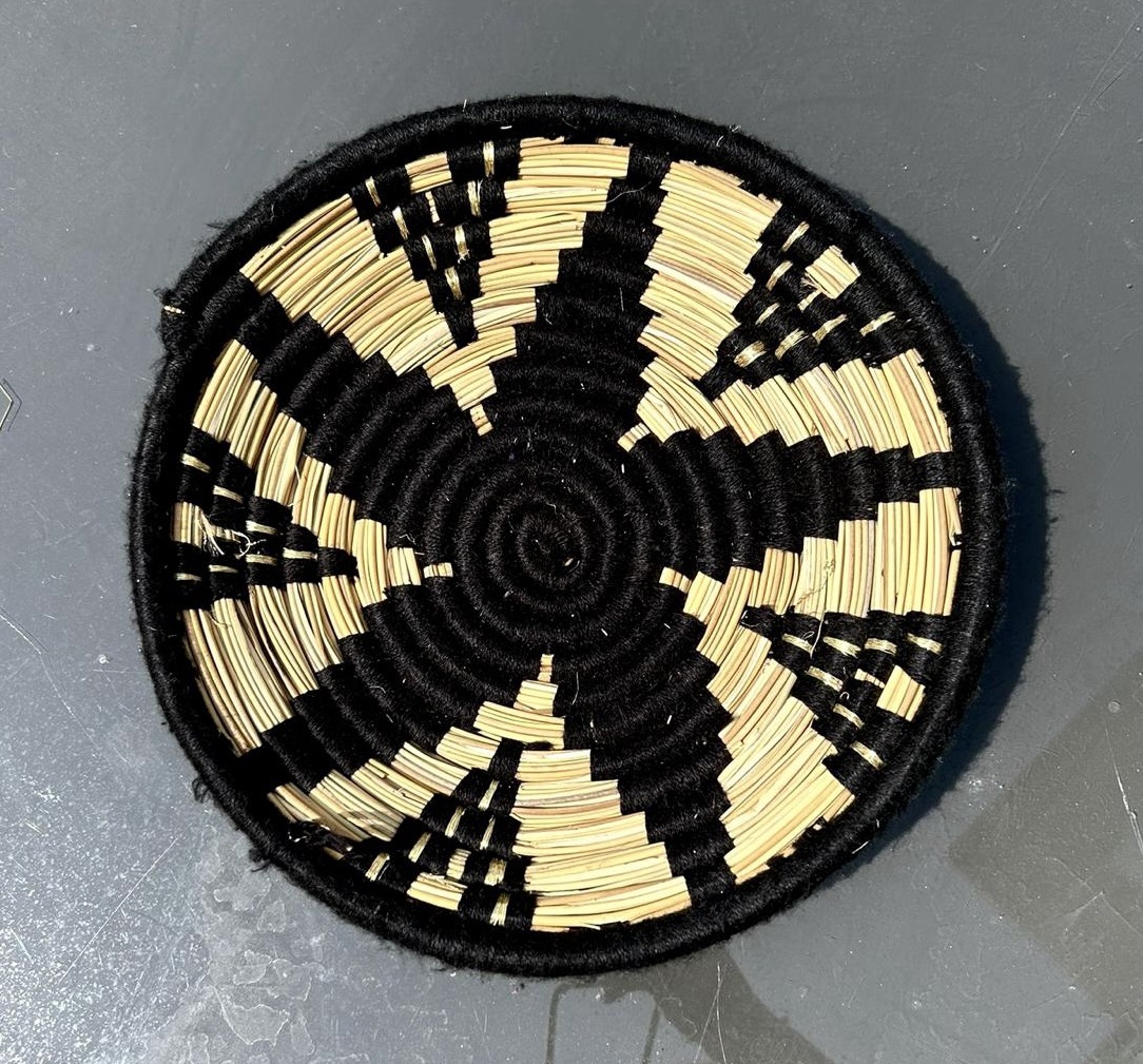 PETIT PLATEAU BERBÈRE ROND MAROCAIN EN LAINE NOIR ET FEUILLES DE PALMIER MODÈLE TAZA