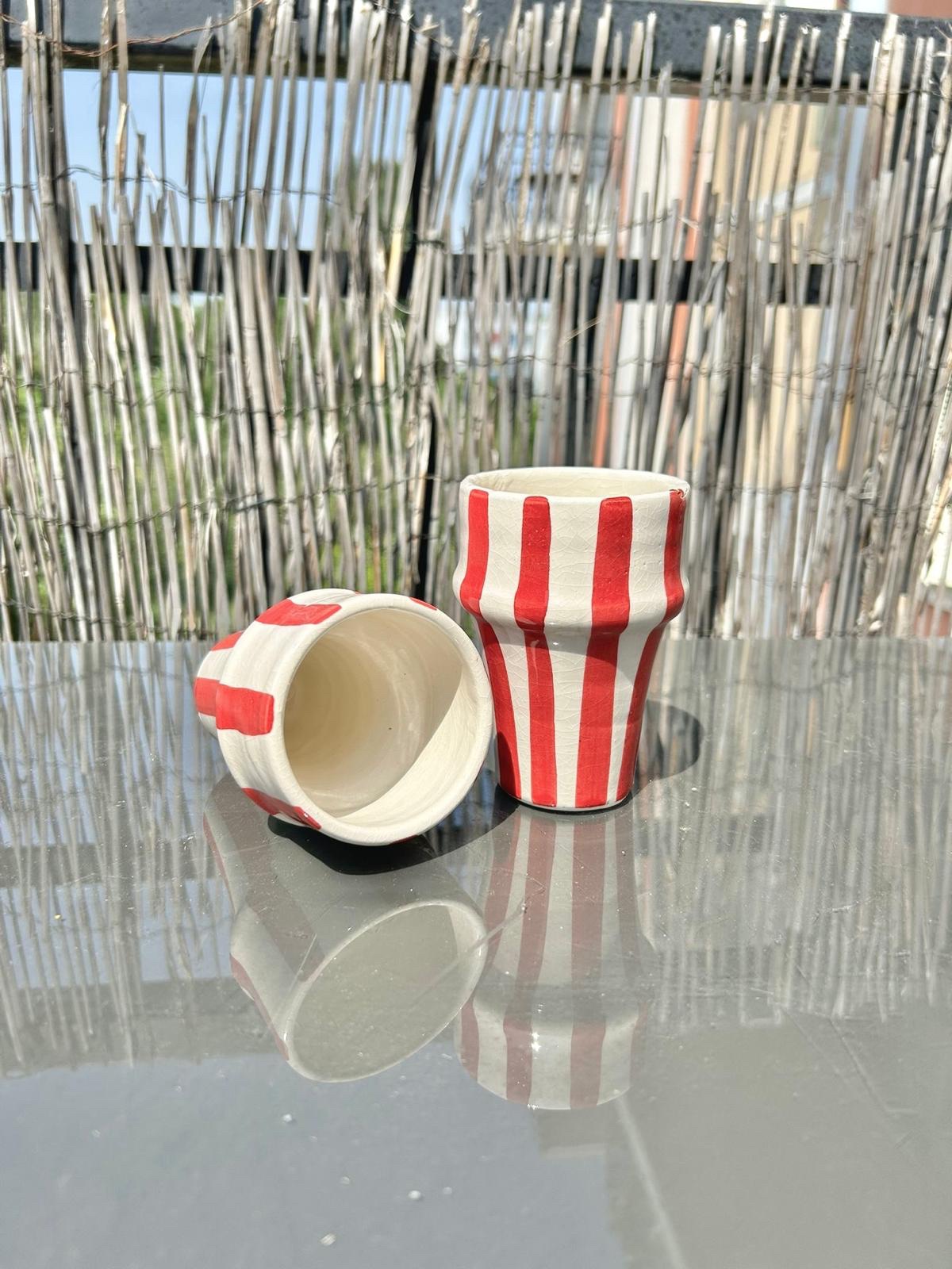 TASSE BLANCHE RAYÉ ROUGE H10 FAIT MAIN (LOT DE 2)