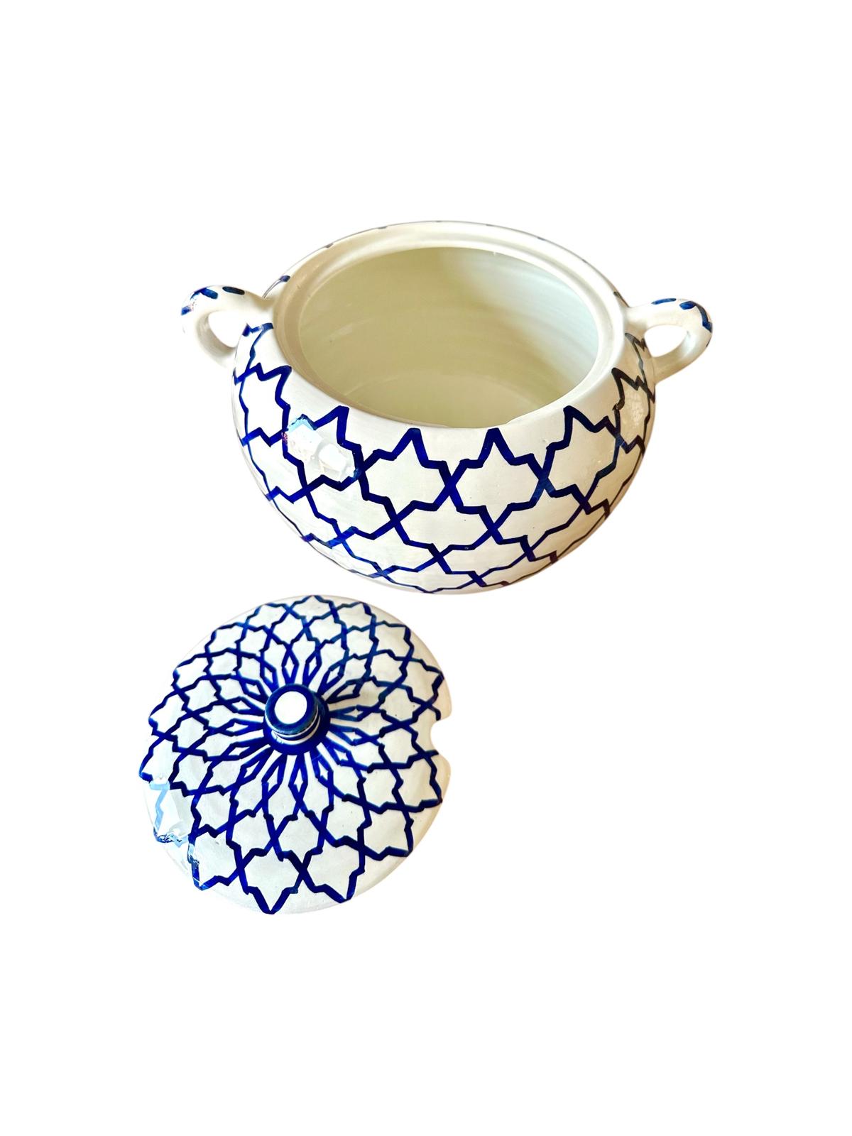 SOUPIÈRE BLANCHE À MOTIFS BLEU EN CÉRAMIQUE – Image 3