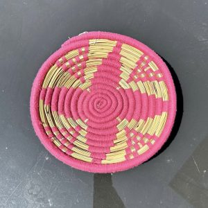 PETIT PLATEAU BERBÈRE ROND MAROCAIN EN LAINE ROSE ET FEUILLES DE PALMIER MODÈLE TAZA