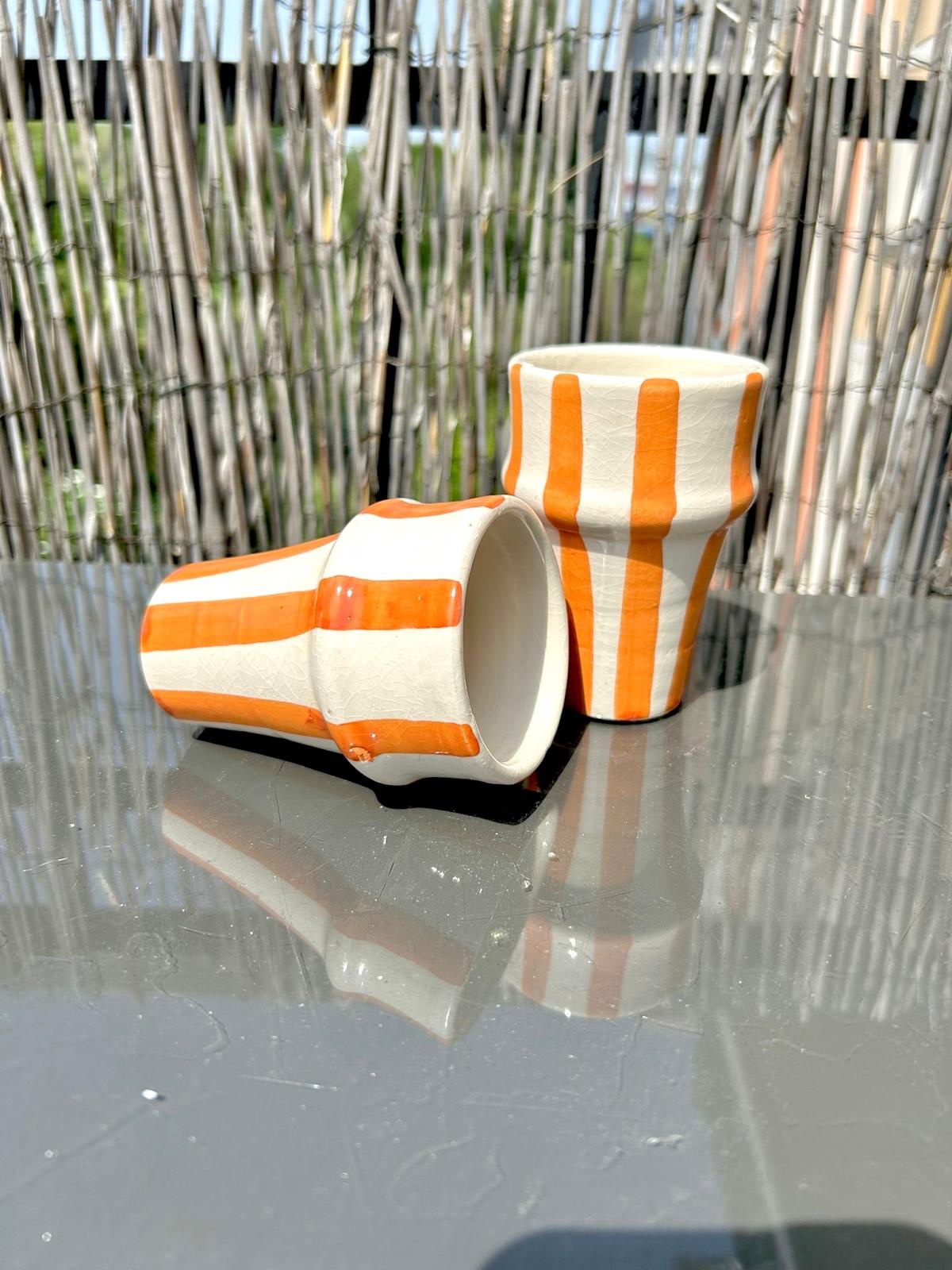 TASSE BLANCHE RAYÉ ORANGE H10 FAIT MAIN (LOT DE 2)