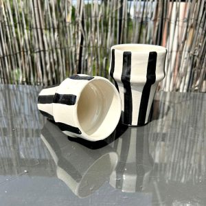 TASSE BLANCHE RAYÉ NOIR H10 FAIT MAIN (LOT DE 2)