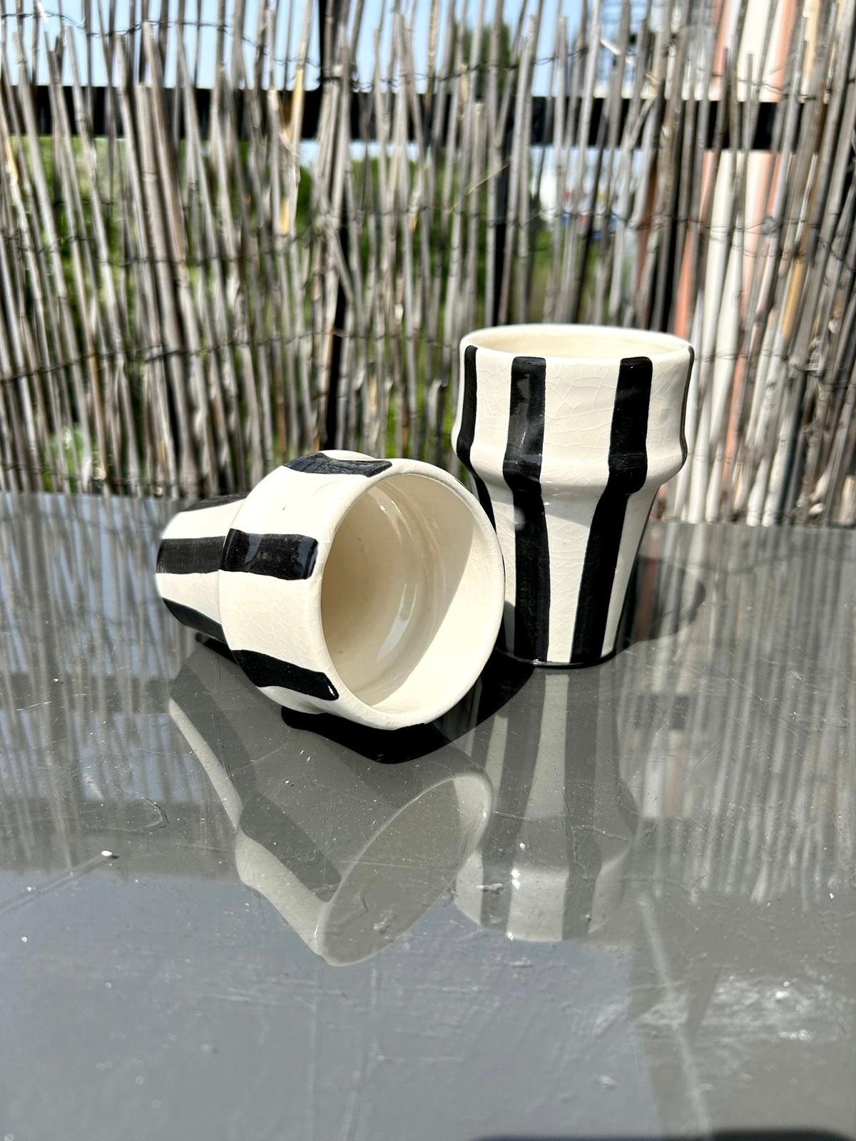 TASSE BLANCHE RAYÉ NOIR H10 FAIT MAIN (LOT DE 2)
