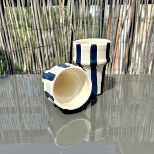 TASSE BLANCHE RAYÉ BLEU H10 FAIT MAIN (LOT DE 2)