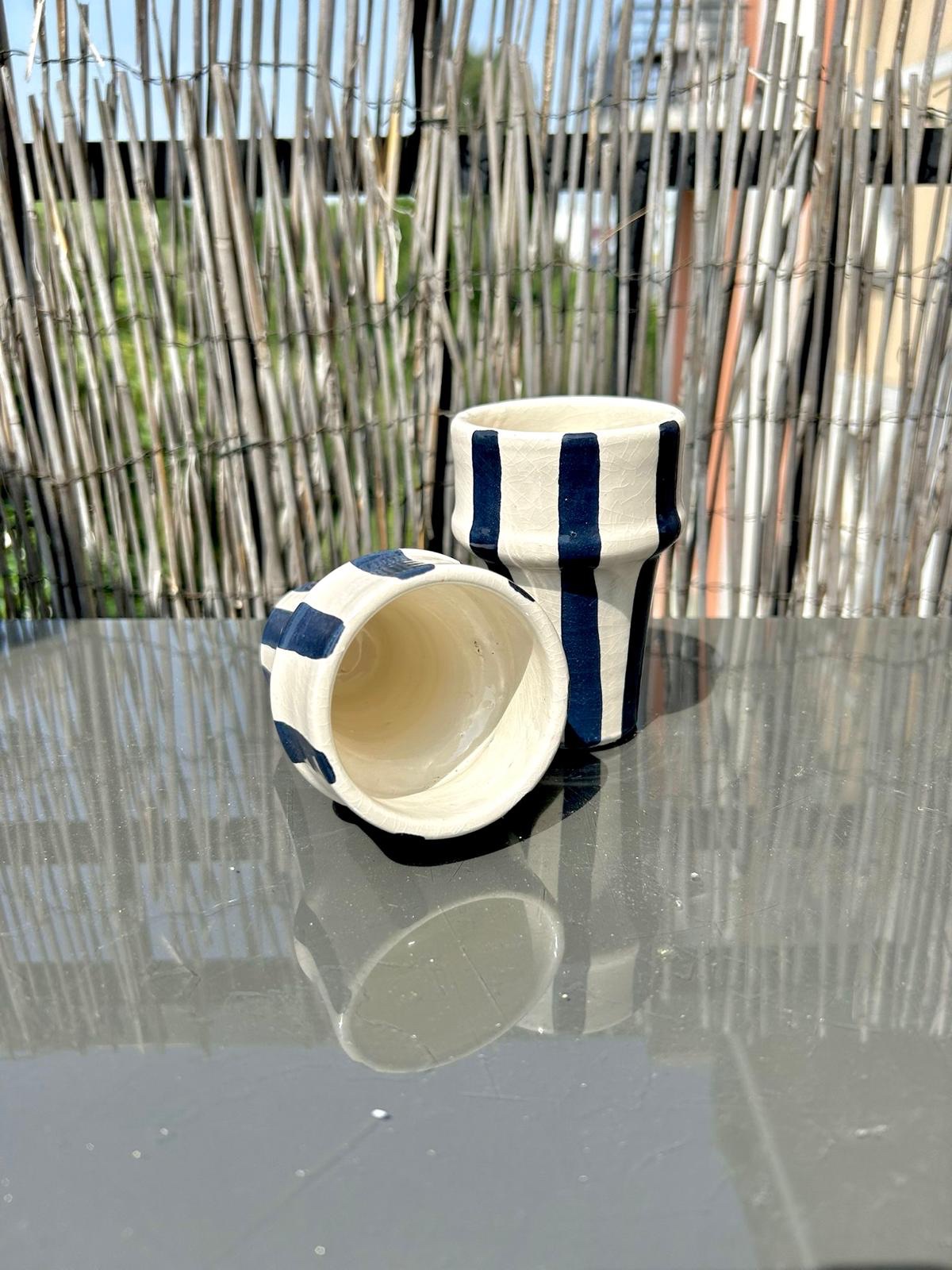 TASSE BLANCHE RAYÉ BLEU H10 FAIT MAIN (LOT DE 2)