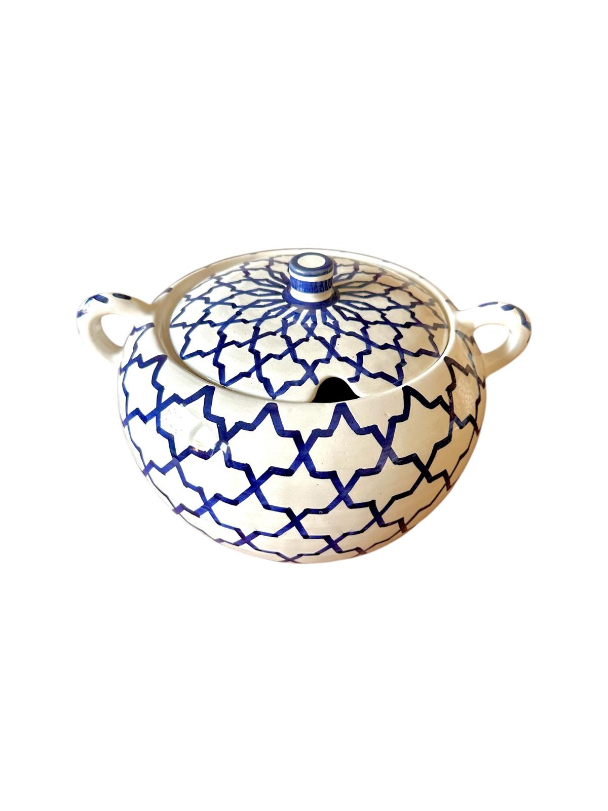 SOUPIÈRE BLANCHE À MOTIFS BLEU EN CÉRAMIQUE – Image 4