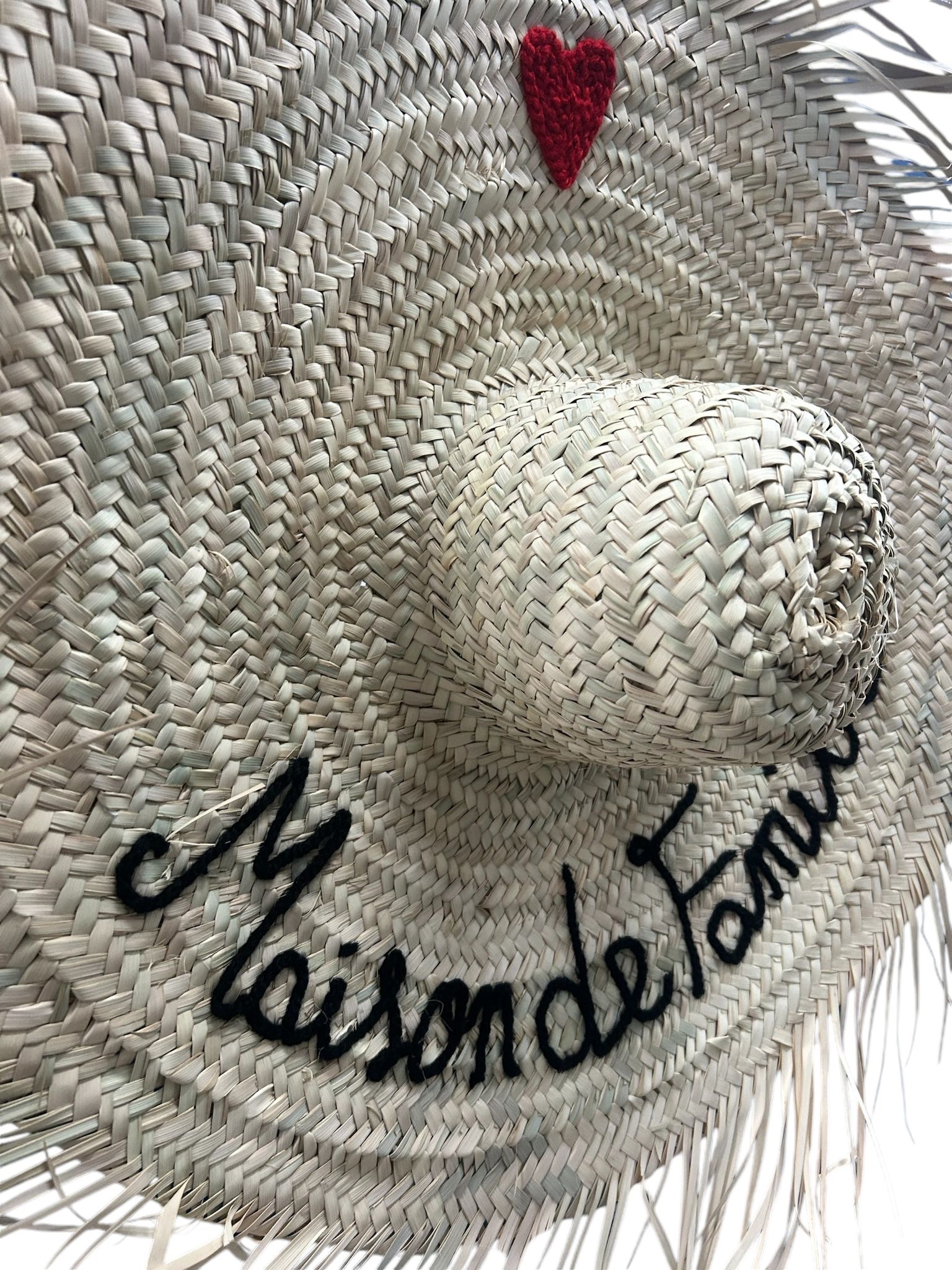 GRAND CHAPEAU DE PAILLE À FRANGES 80 CM « MAISON DE FAMILLE » – Image 3