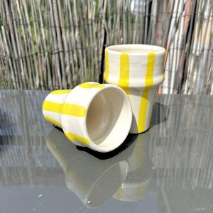 TASSE BLANCHE RAYÉ JAUNE H10 FAIT MAIN (LOT DE 2)