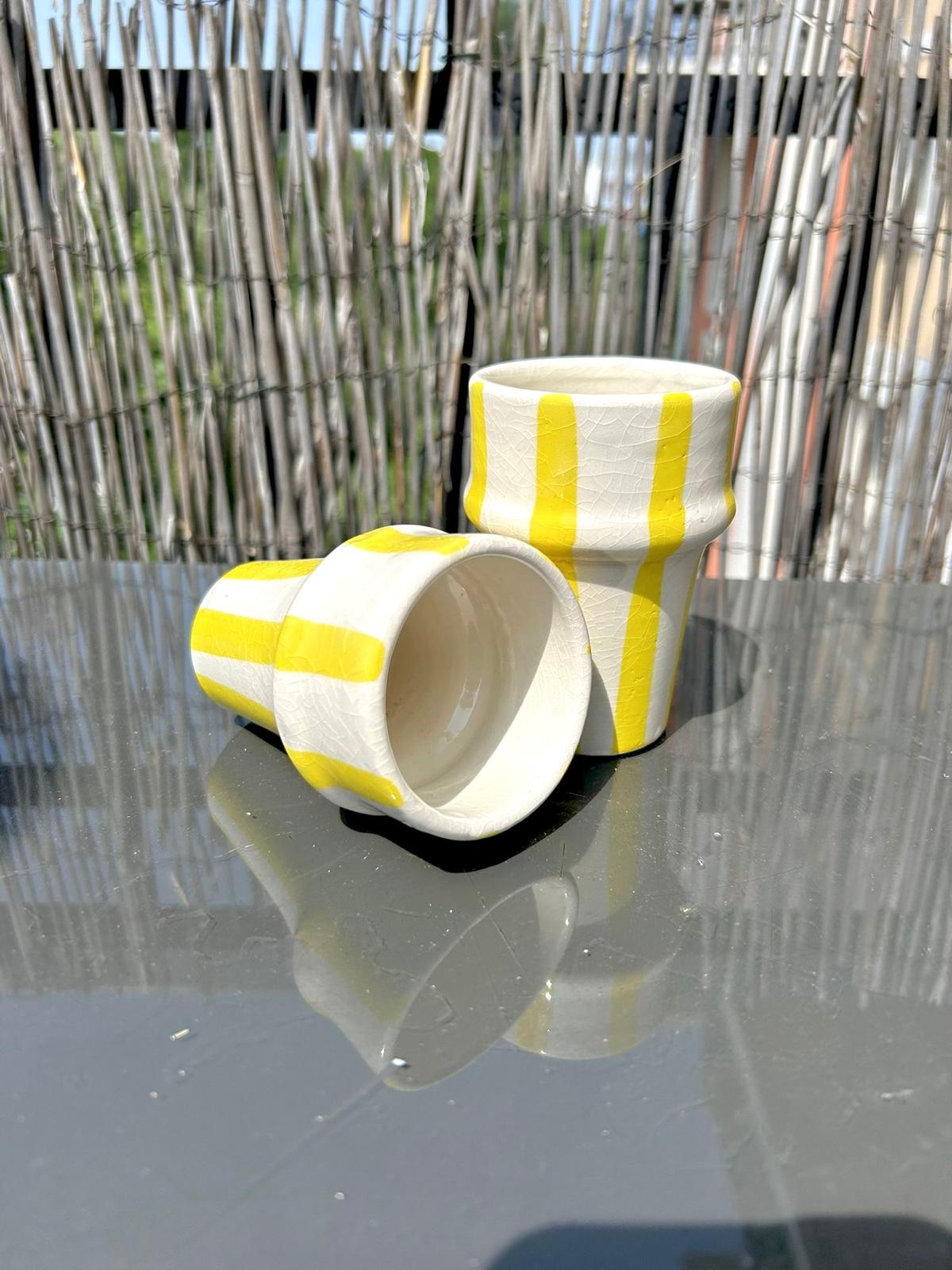 TASSE BLANCHE RAYÉ JAUNE H10 FAIT MAIN (LOT DE 2)
