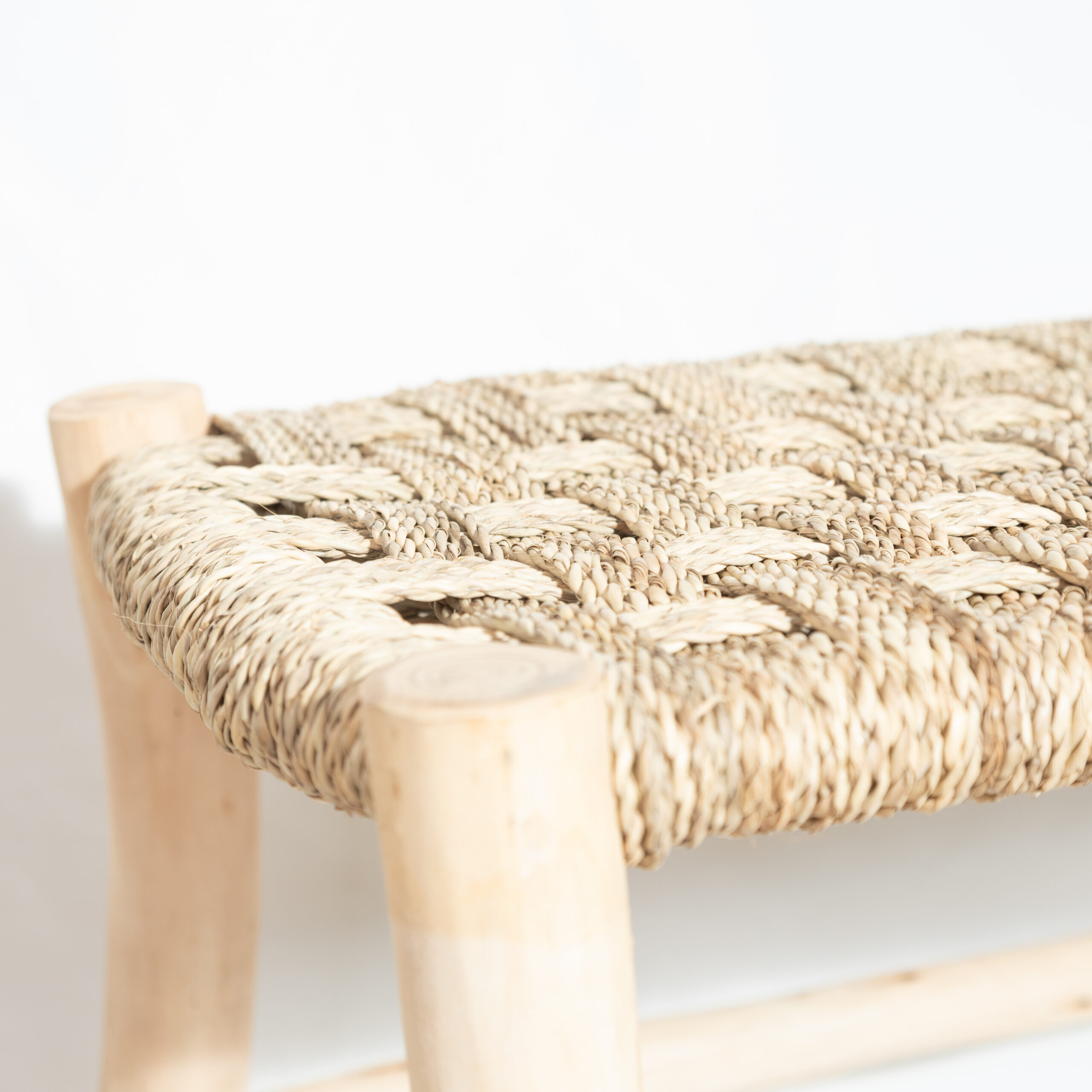 BANC TRESSÉ EN DOUM ET BOIS NATUREL TRESSAGE CARREAU 1M MODÈLE AGADIR – Image 4