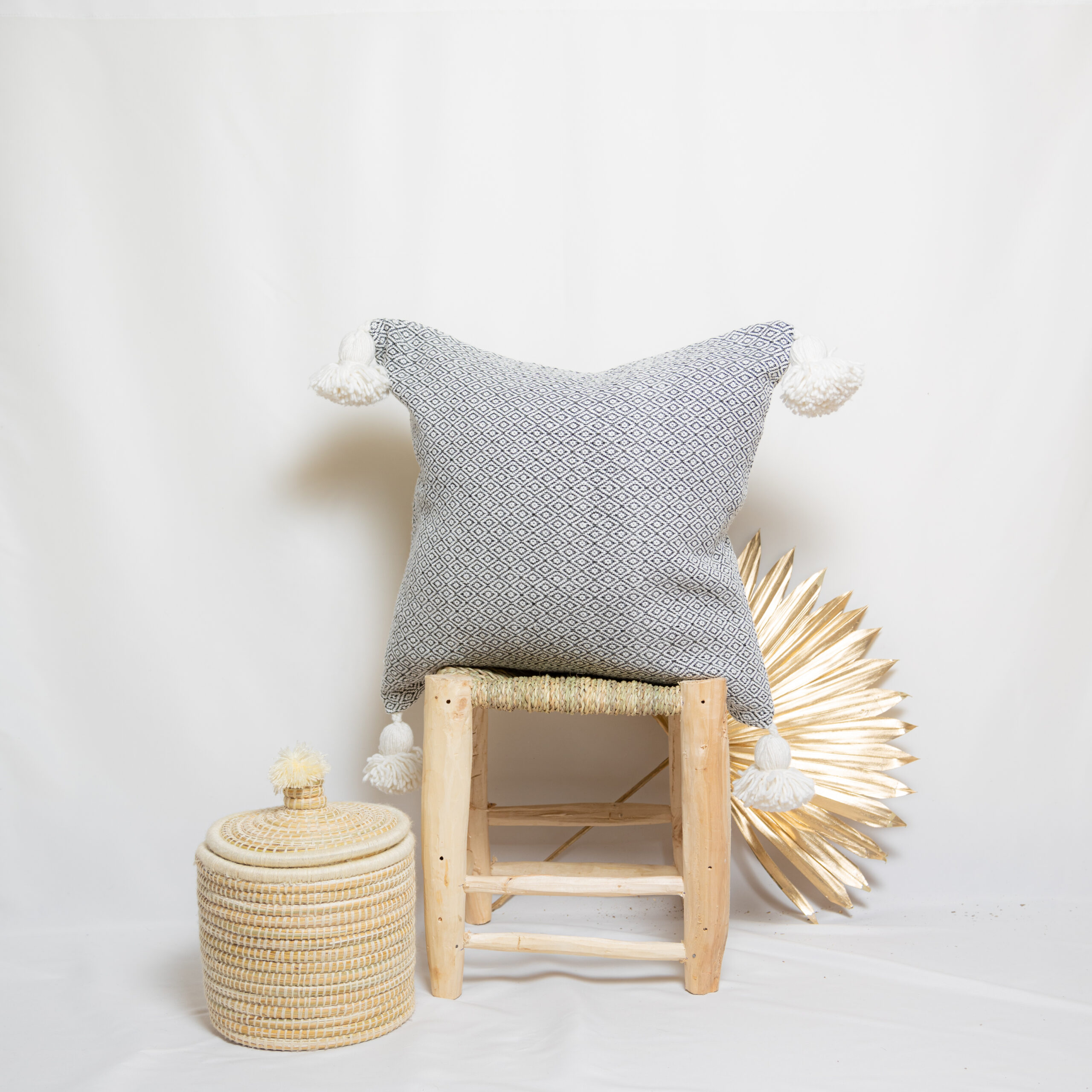 HOUSSE DE COUSSIN À POMPONS BLANC À MOTIFS NOIR MODÈLE NAÏMA – Image 2