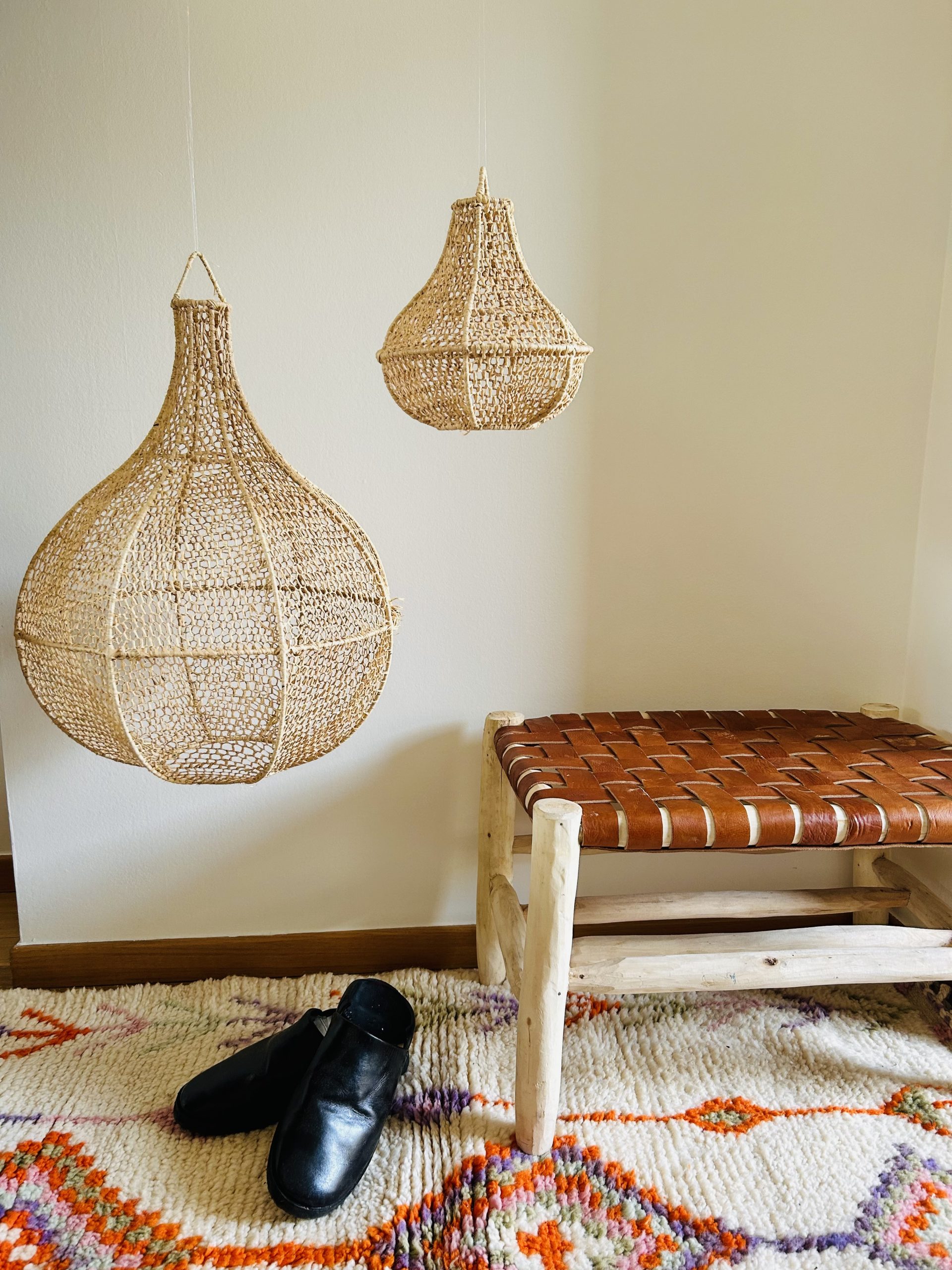 COMPOSITION DE SUSPENSIONS EN DENTELLE DE RAPHIA POIRE