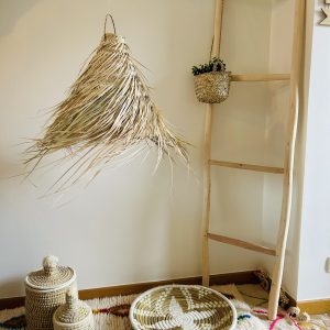 SUSPENSION TRESSÉE EN FEUILLES DE PALMIER H30 MODÈLE AKKA
