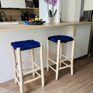 Tabouret de bar en tissu bleu majorelle et bois naturel