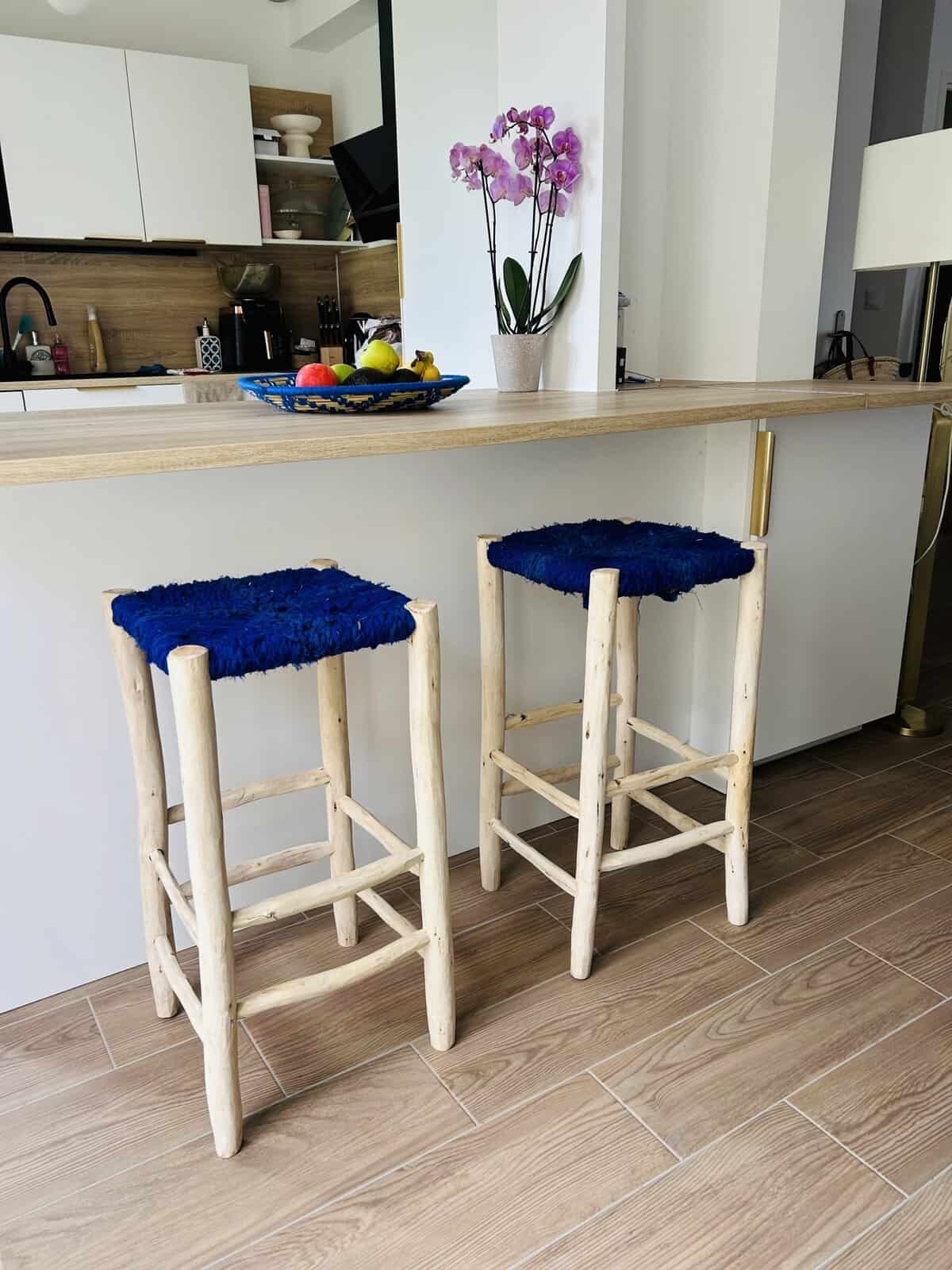 Tabouret de bar en tissu bleu majorelle et bois naturel