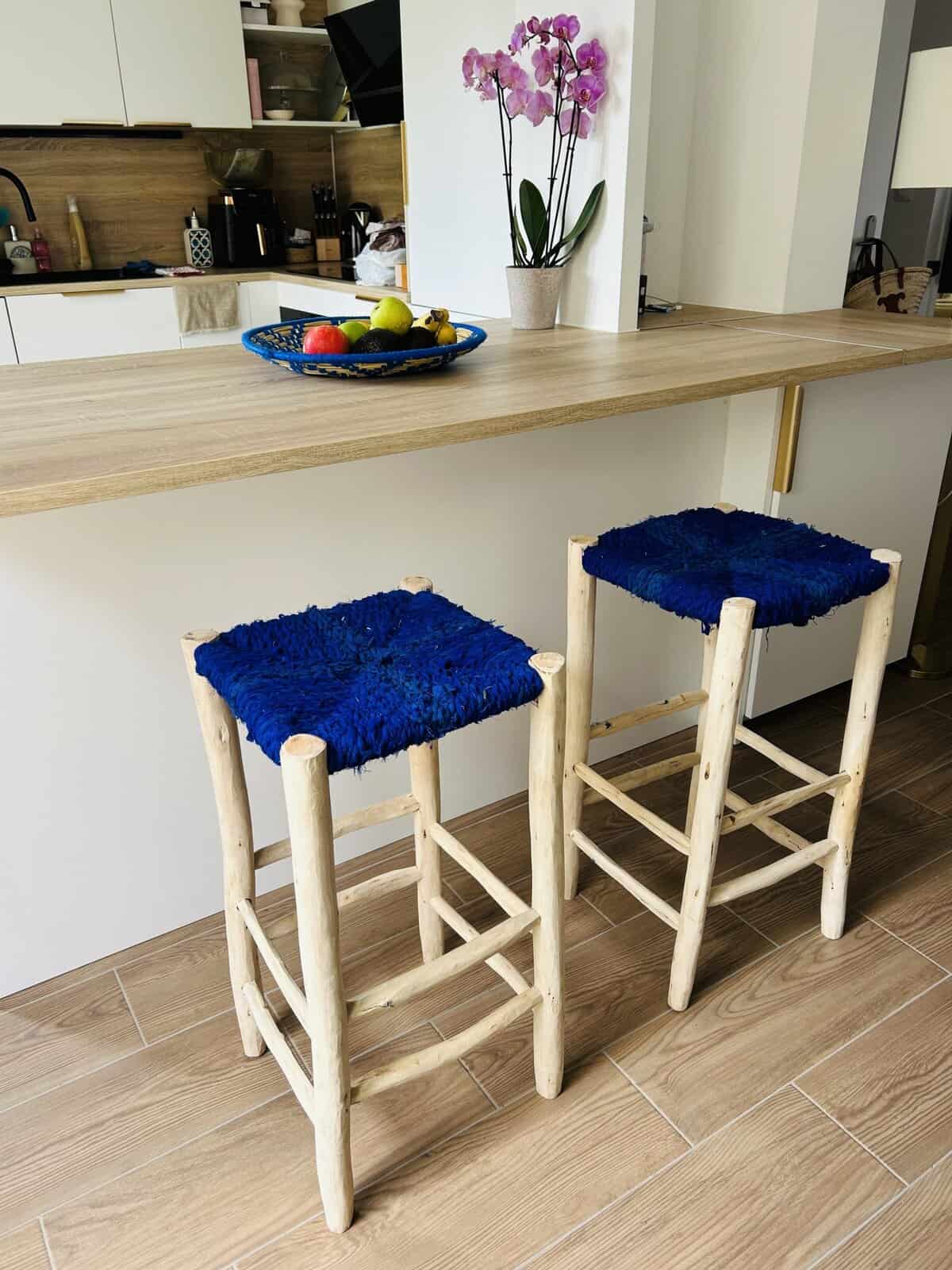 Tabouret de bar en tissu bleu majorelle et bois naturel – Image 2