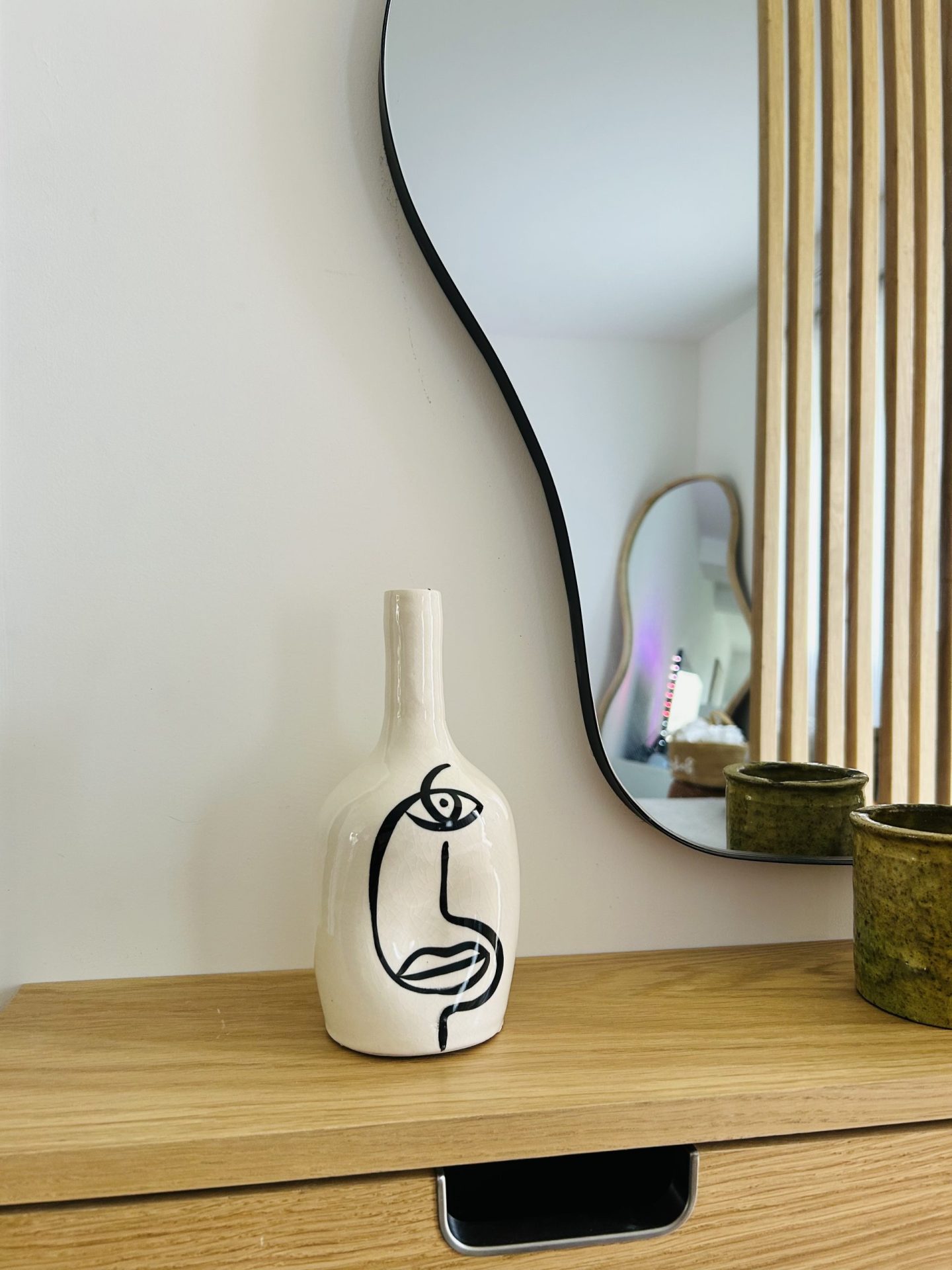 VASE EN TERRE CUITE BLANC MOTIF ABSTRAIT NOIR