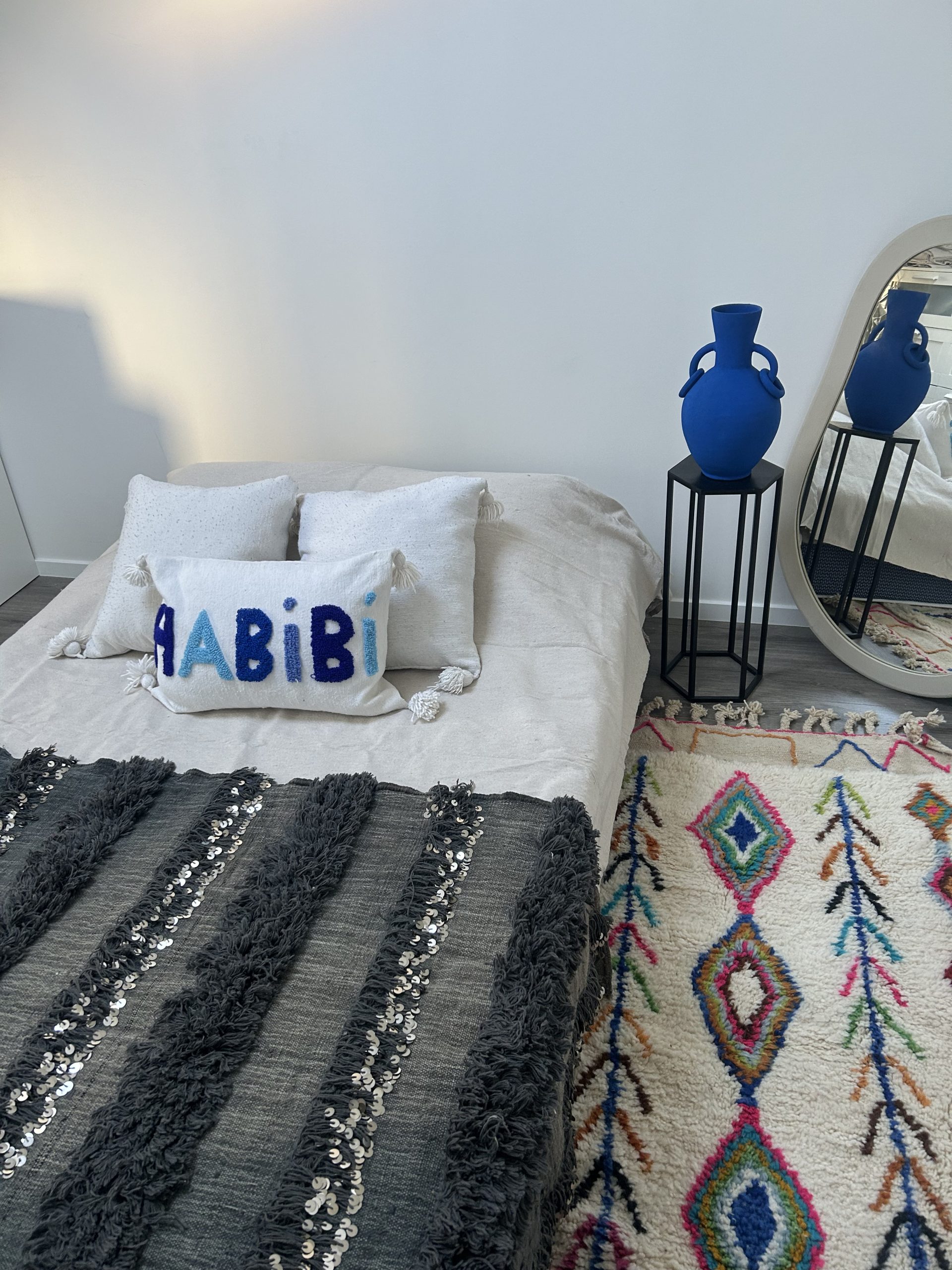 HANDIRA COUVRE LIT GRIS À PAILLETTES MODÈLE HOUARA – Image 3