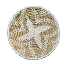 PLATEAU BERBÈRE ROND MAROCAIN EN LAINE BLANC ET FEUILLES DE PALMIER MODÈLE TAZA