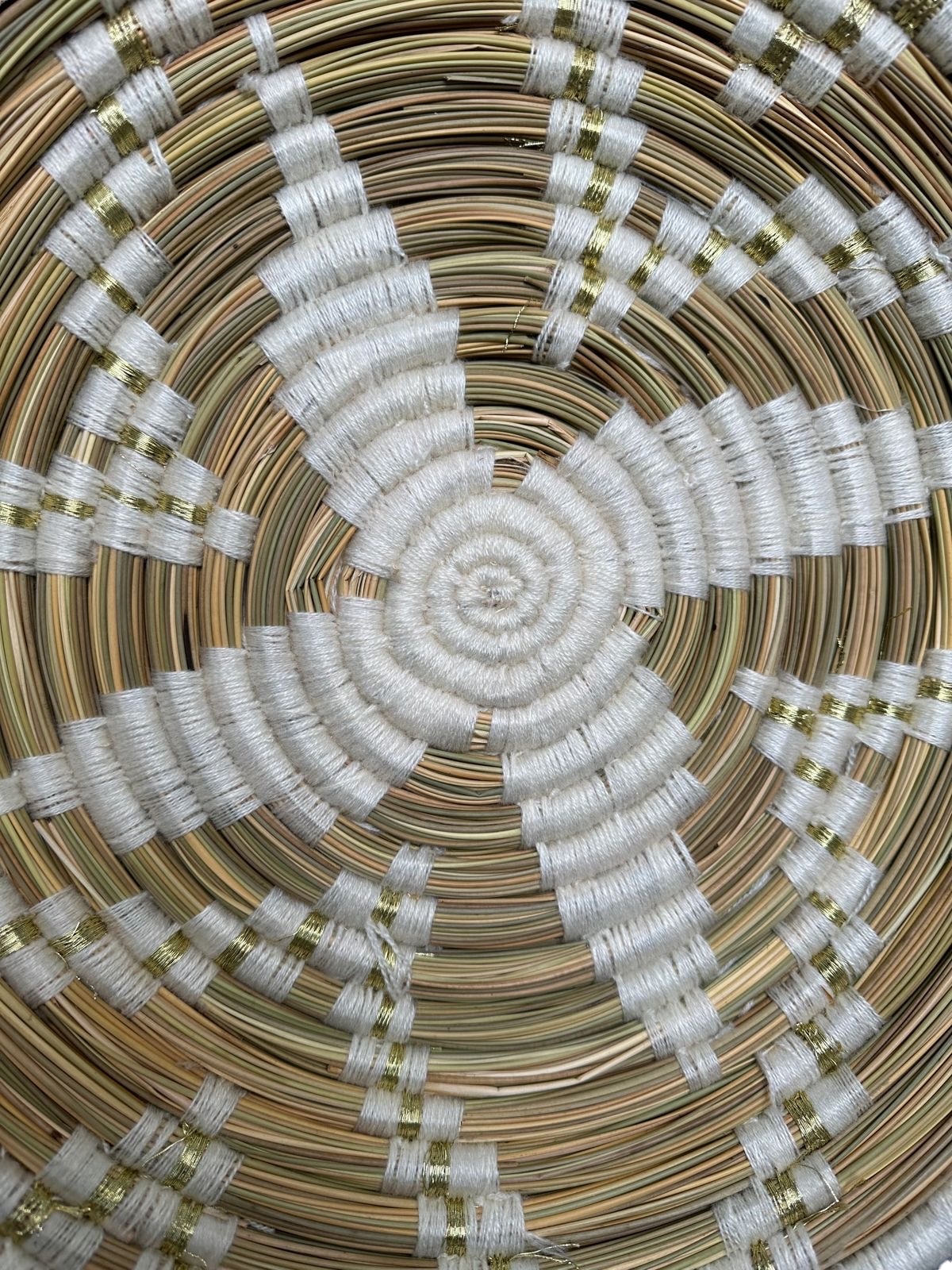 PLATEAU BERBÈRE ROND MAROCAIN EN LAINE BLANC ET FEUILLES DE PALMIER MODÈLE TAZA – Image 4