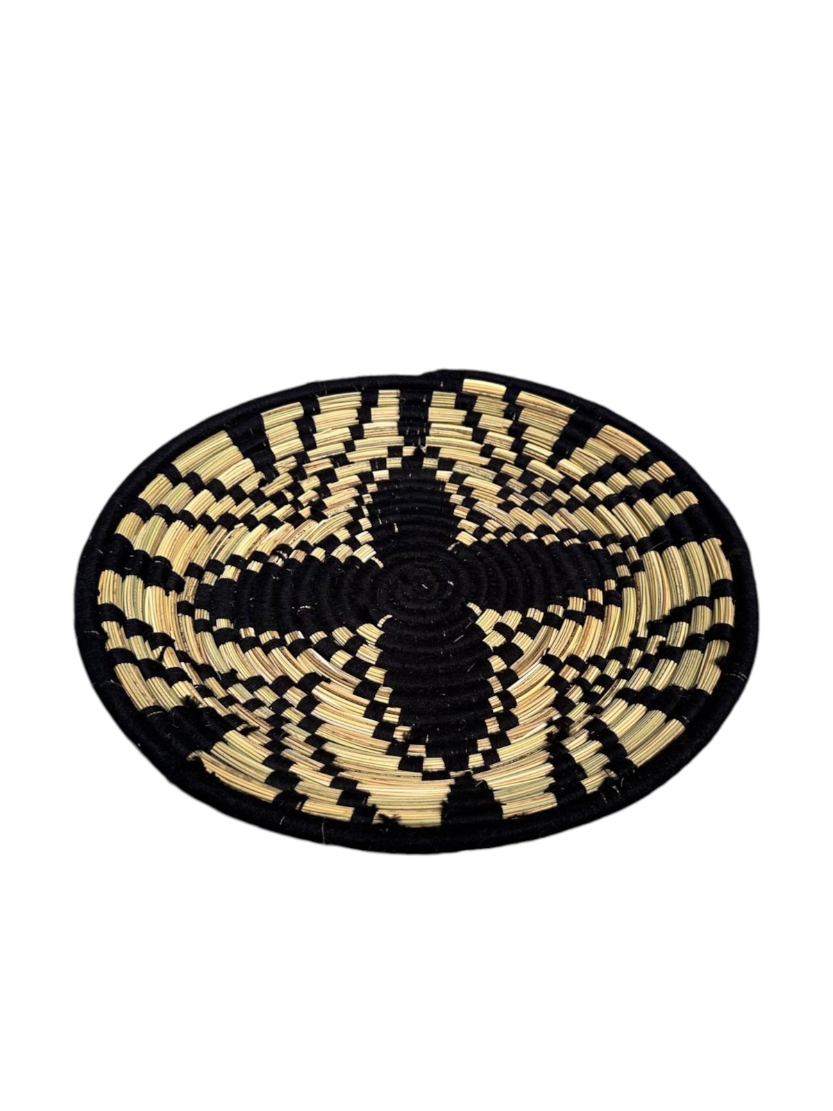 PLATEAU BERBÈRE ROND MAROCAIN EN LAINE NOIR ET FEUILLES DE PALMIER MODÈLE TAZA – Image 3