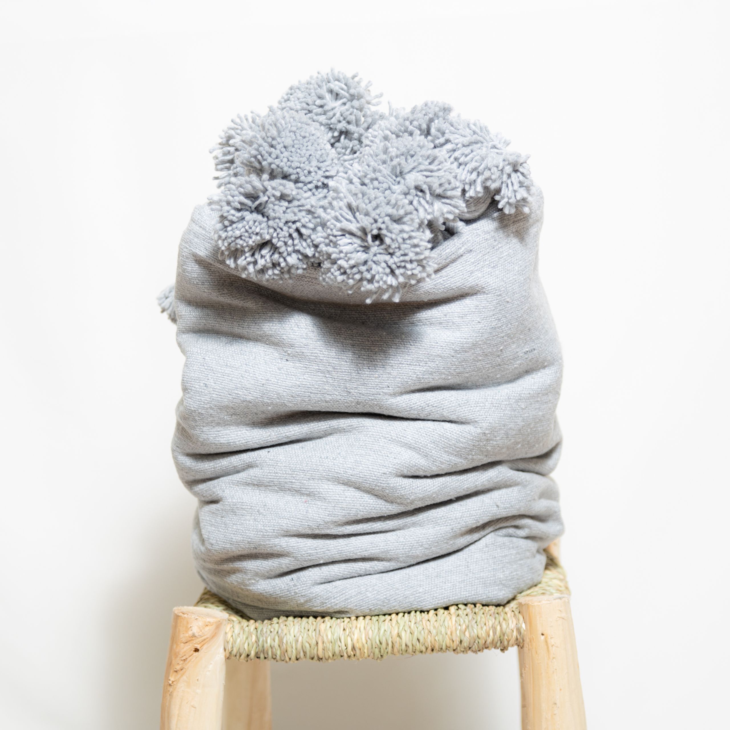 PLAID JETÉ DE LIT À POMPONS GRIS MODÈLE NAÏMA – Image 2