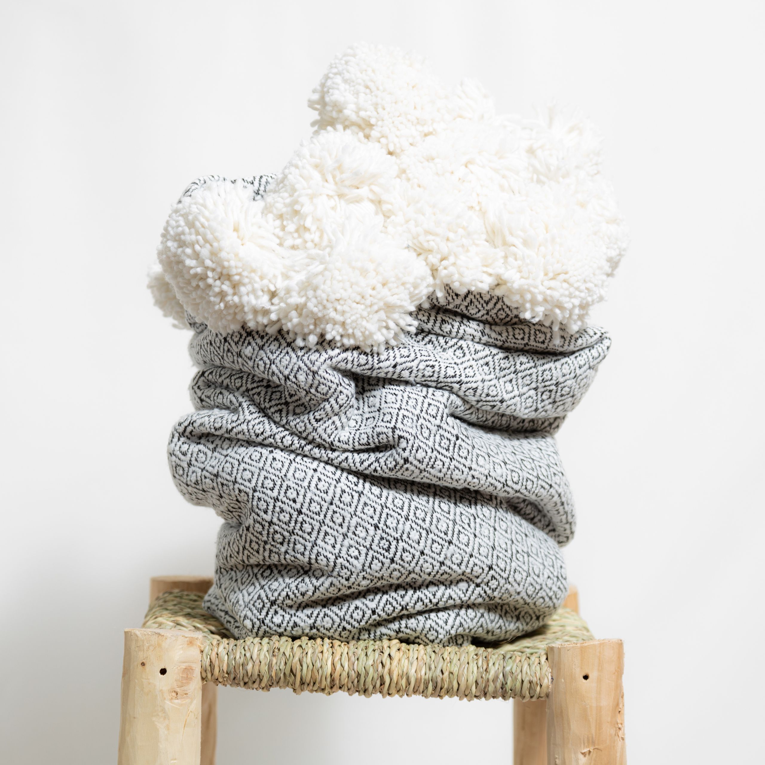 PLAID JETÉ DE LIT À POMPONS BLANC À MOTIF NOIR MODÈLE NAÏMA – Image 2