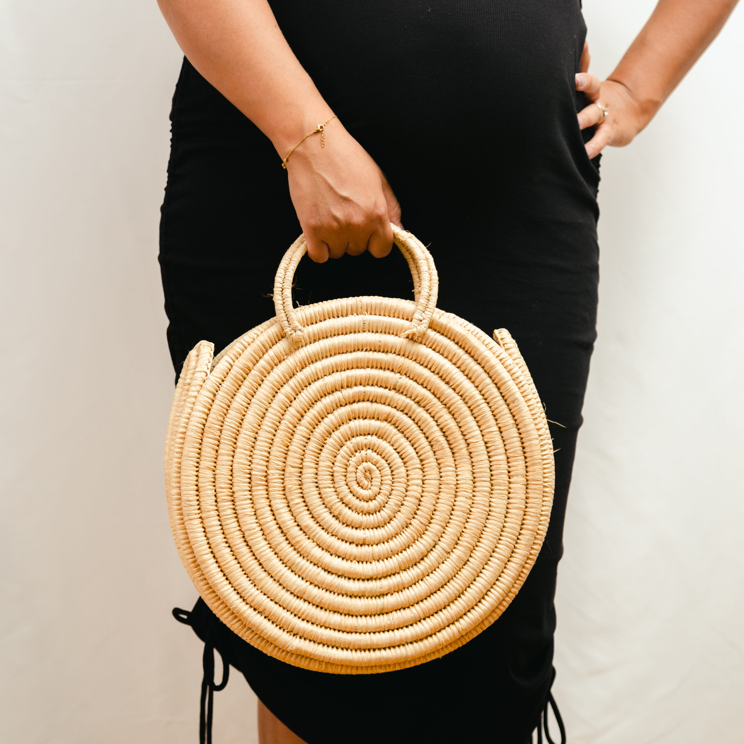 SAC À MAIN ROND EN RAPHIA MODÈLE TEMARA – Image 3