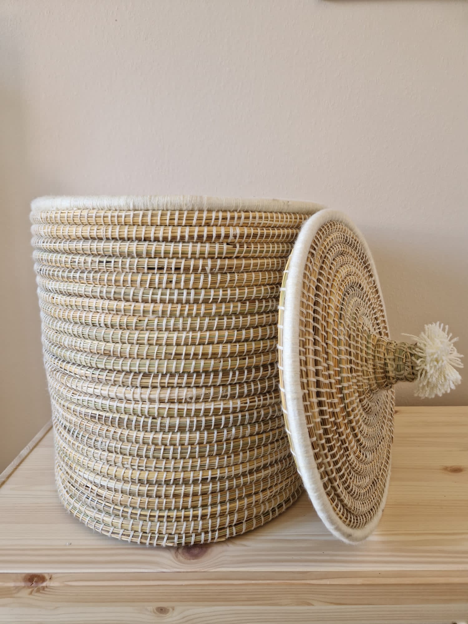 PANIER DE RANGEMENT MAROCAIN PAILLE ET LAINE BLANC RONDE 40CM – Image 2