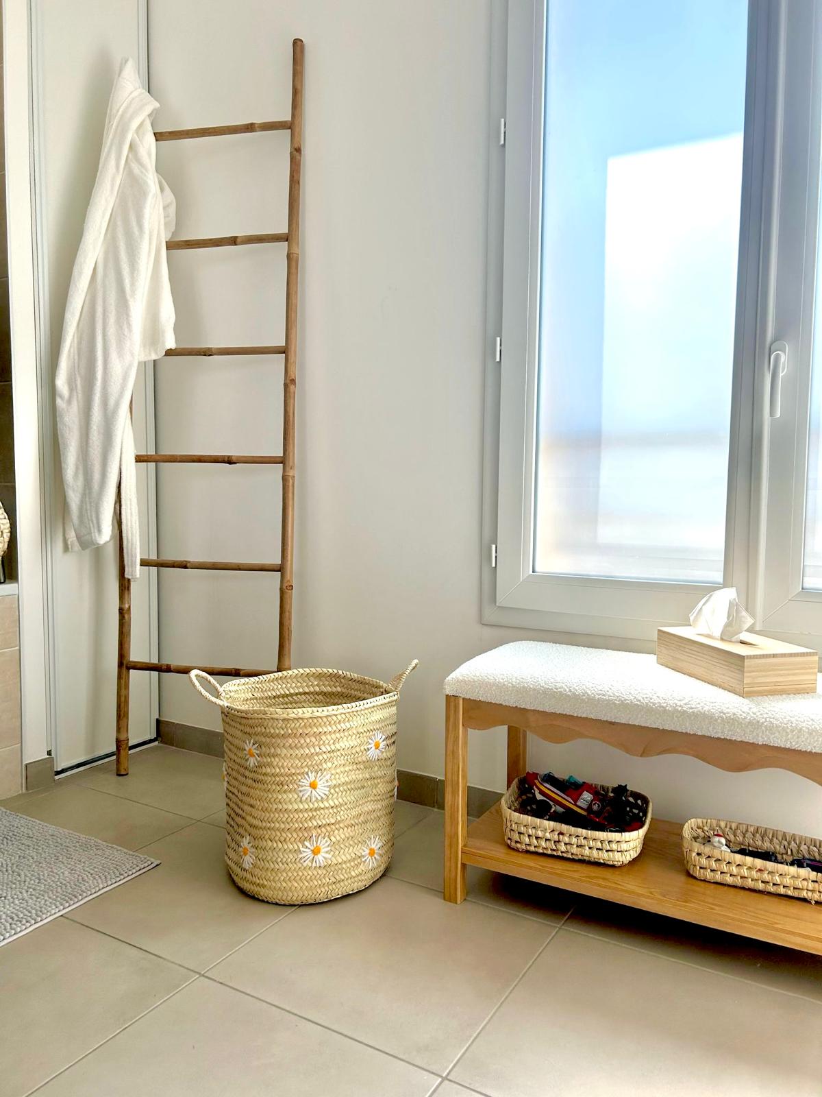 PANIER DE RANGEMENT MAROCAIN PAILLE FLEUR BLANC RONDE 40CM