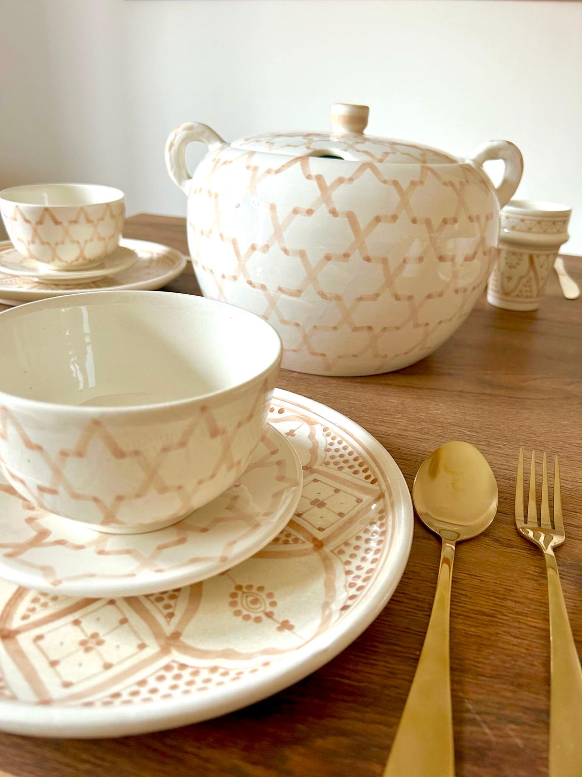 SOUPIÈRE BLANCHE À MOTIFS BEIGE EN CÉRAMIQUE