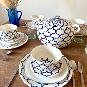SOUPIÈRE BLANCHE À MOTIFS BLEU EN CÉRAMIQUE