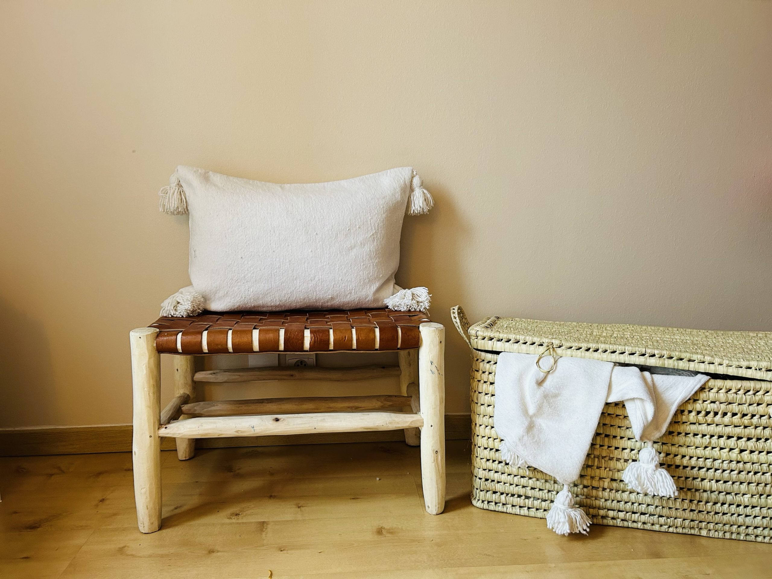 HOUSSE DE COUSSIN À POMPONS BLANC 60x40 MODÈLE NAÏMA