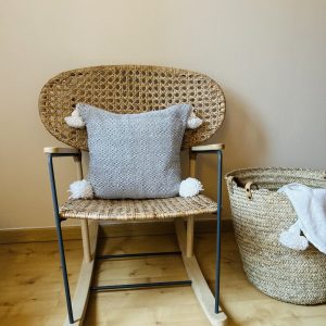 HOUSSE DE COUSSIN À POMPONS BLANC À MOTIFS NOIR MODÈLE NAÏMA