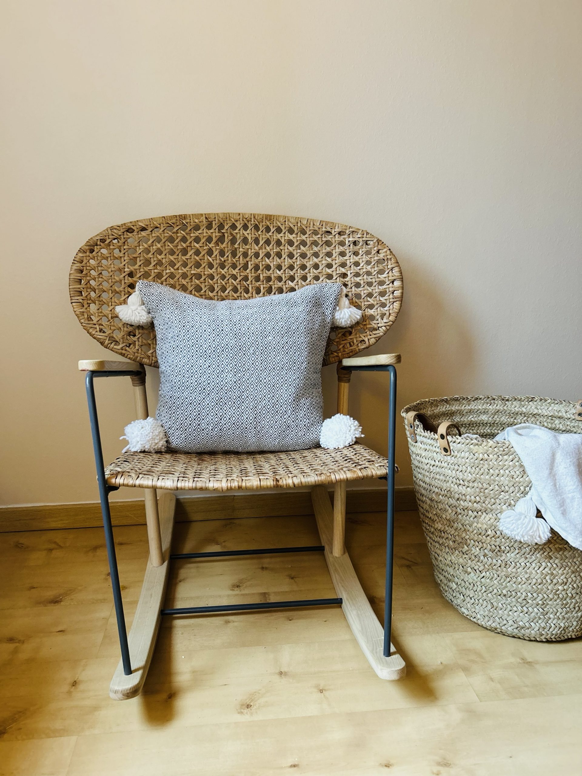 HOUSSE DE COUSSIN À POMPONS BLANC À MOTIFS NOIR MODÈLE NAÏMA