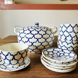 ENSEMBLE SOUPIÈRE ET BOLS BLANC À MOTIFS BLEU EN CÉRAMIQUE