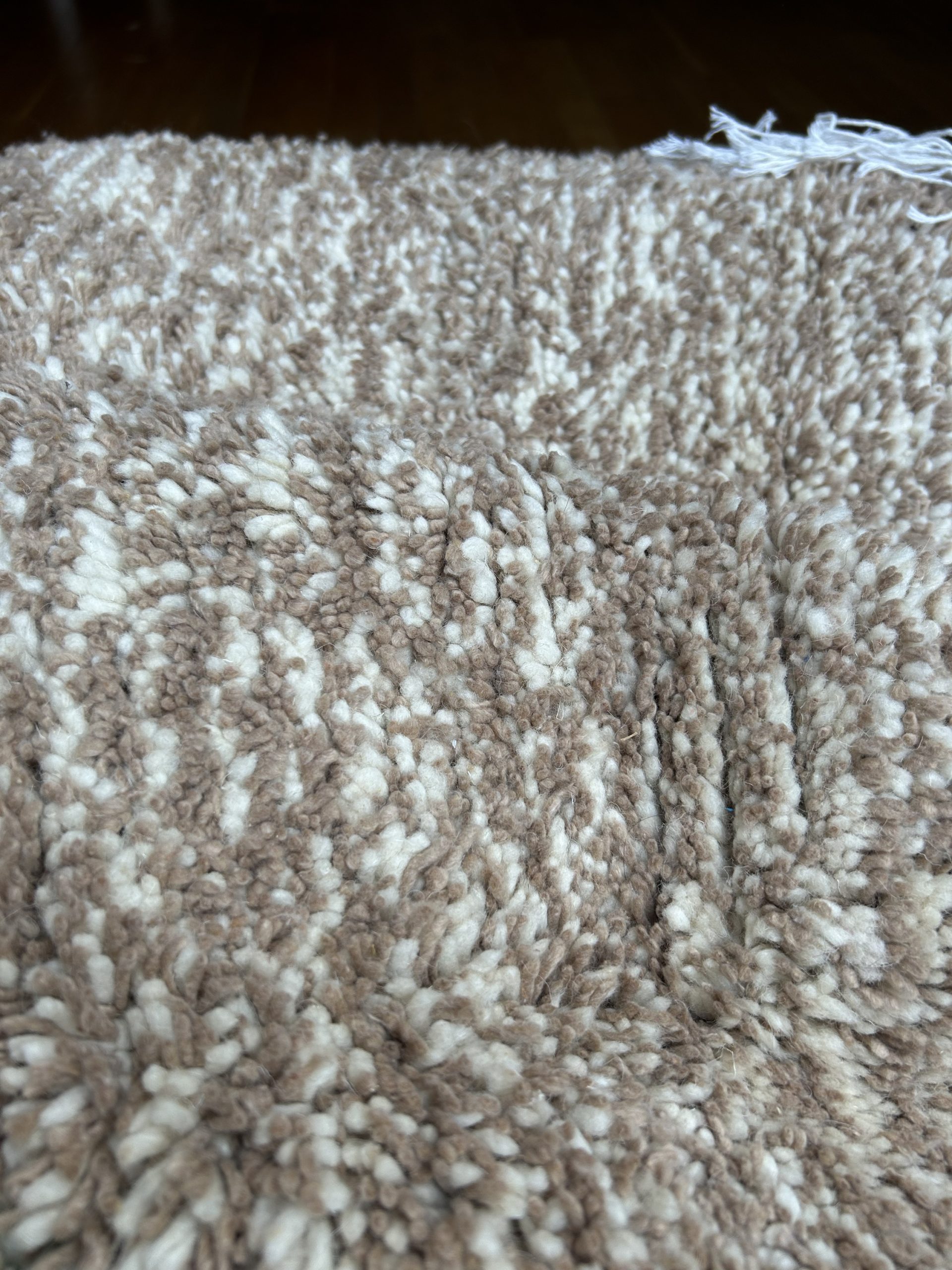 TAPIS BERBÈRE BÉNI OUARAIN EN LAINE SUPÉRIEURE BLANC ET MARRON 237x160 #157 – Image 3