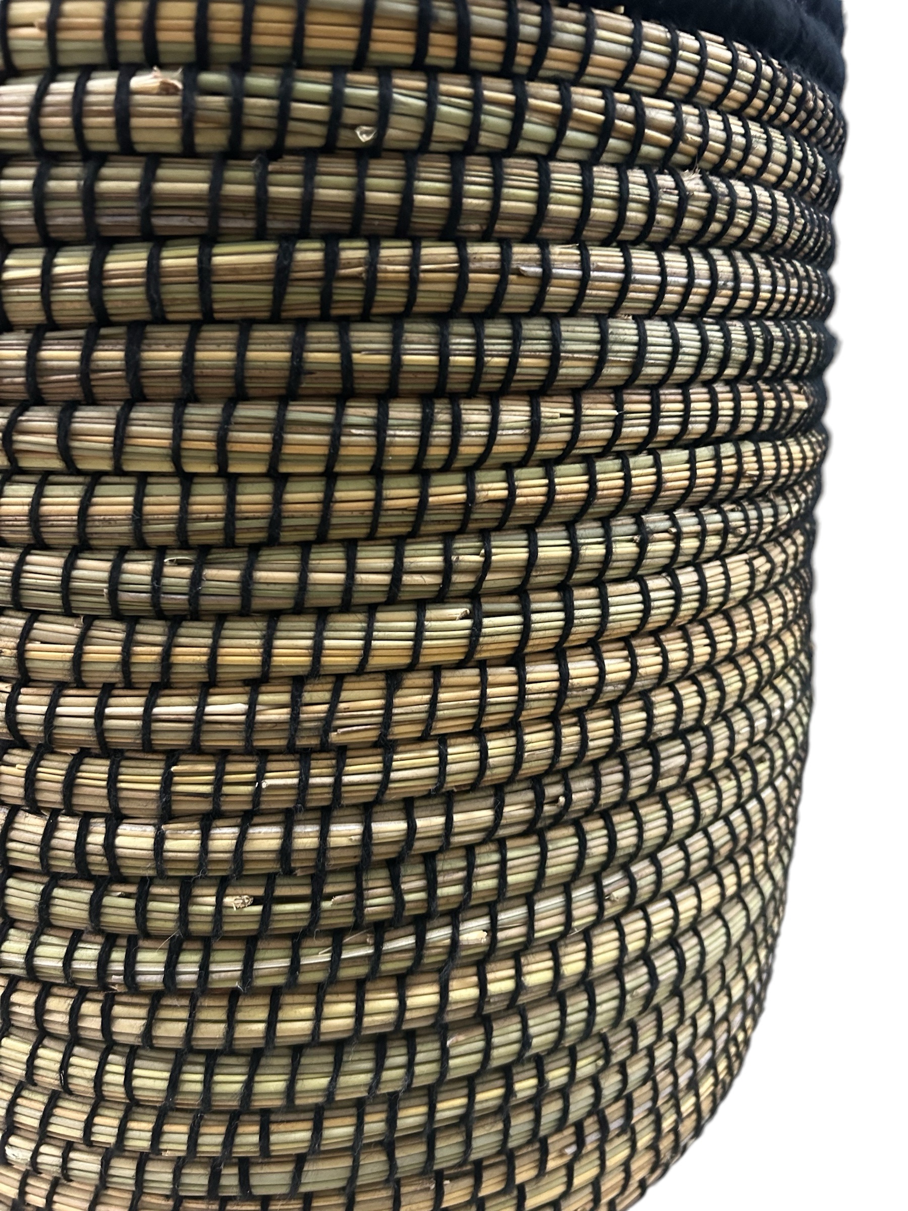 PANIER DE RANGEMENT MAROCAIN PAILLE ET LAINE NOIR RONDE 40CM – Image 2