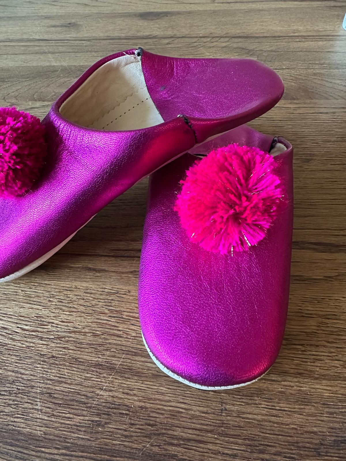 Chausson marocain femme en cuir rose fushia à pompon