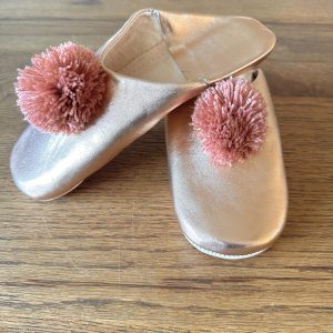 Chausson marocain femme en cuir rosé à pompons