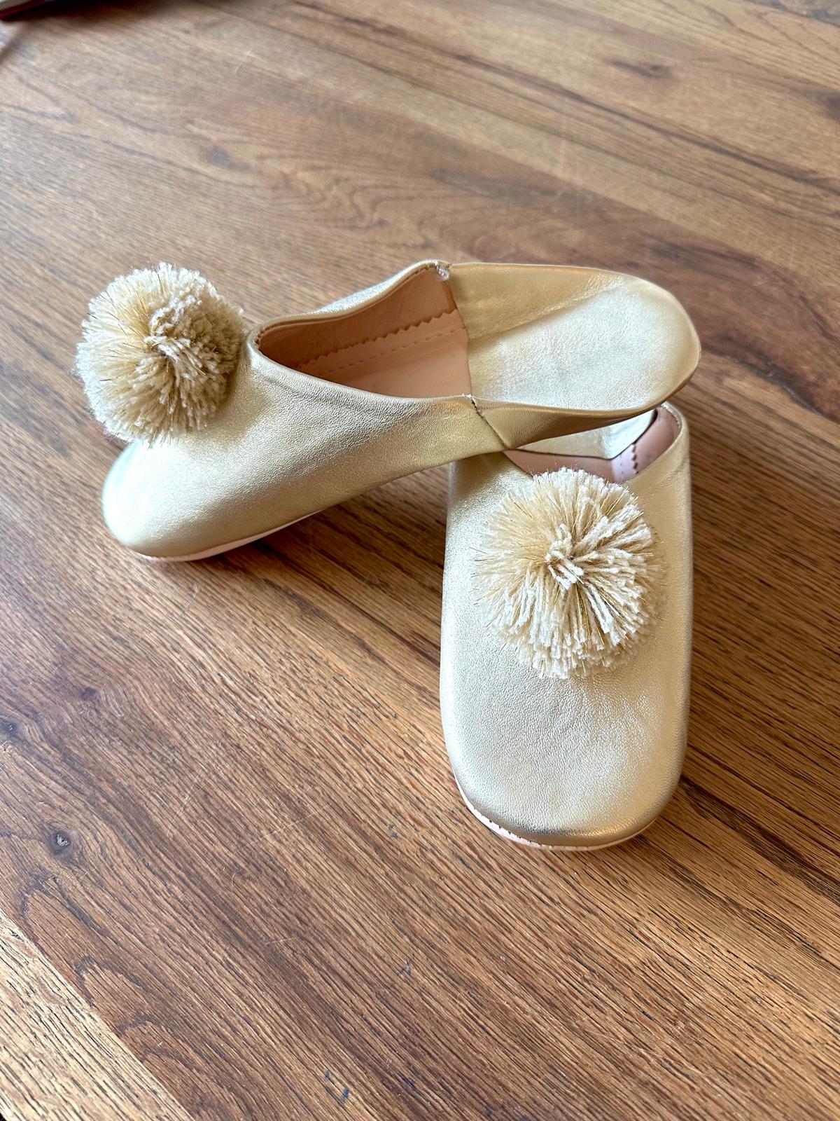 Chausson marocain femme en cuir doré à pompons