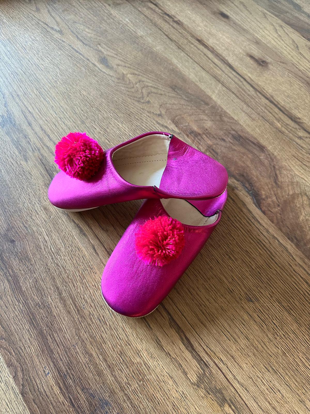 Chausson marocain femme en cuir rose fushia à pompon
