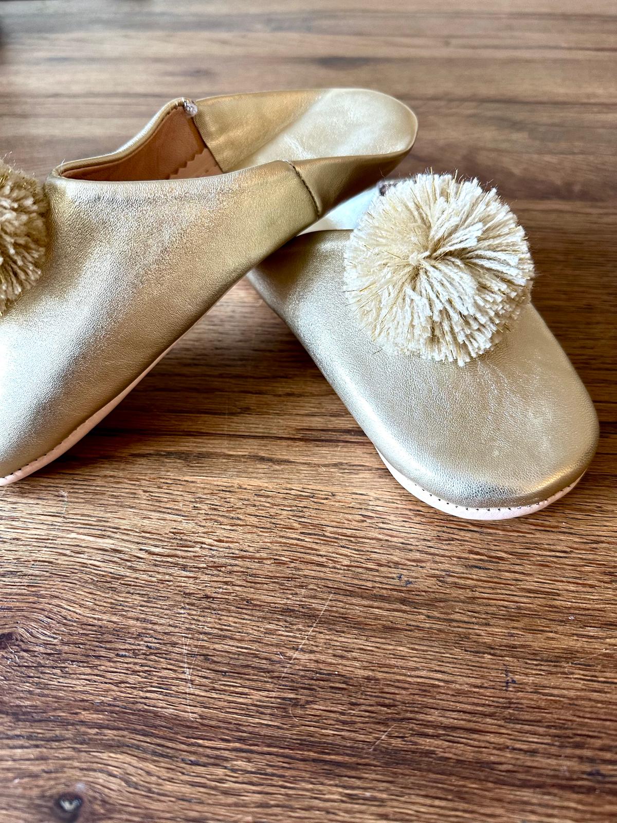 Chausson marocain femme en cuir doré à pompons