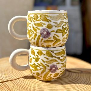 MUG TASSE BLANC DESSIN OCRE ET VIOLET FAIT MAIN