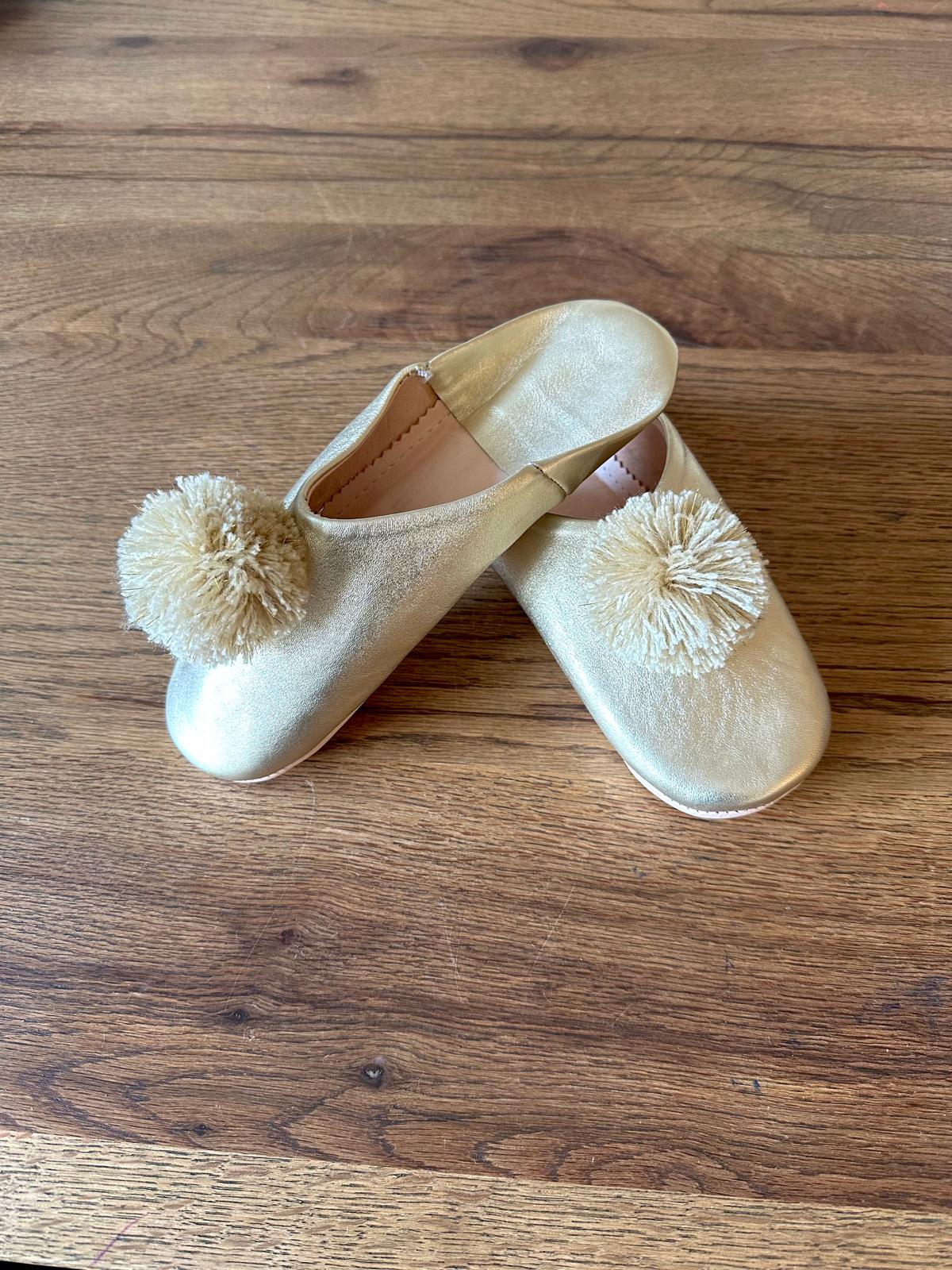 Chausson marocain femme en cuir doré à pompons