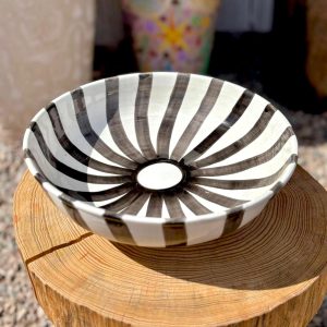 PLAT SALADIER ROND BLANC RAYÉ NOIR FAIT MAIN