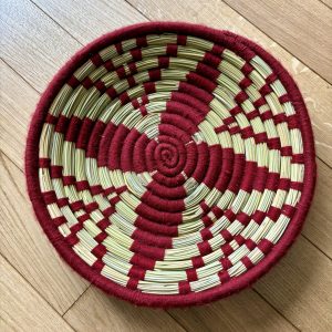 PETIT PLATEAU BERBÈRE ROND MAROCAIN EN LAINE BORDEAUX ET FEUILLES DE PALMIER MODÈLE TAZA